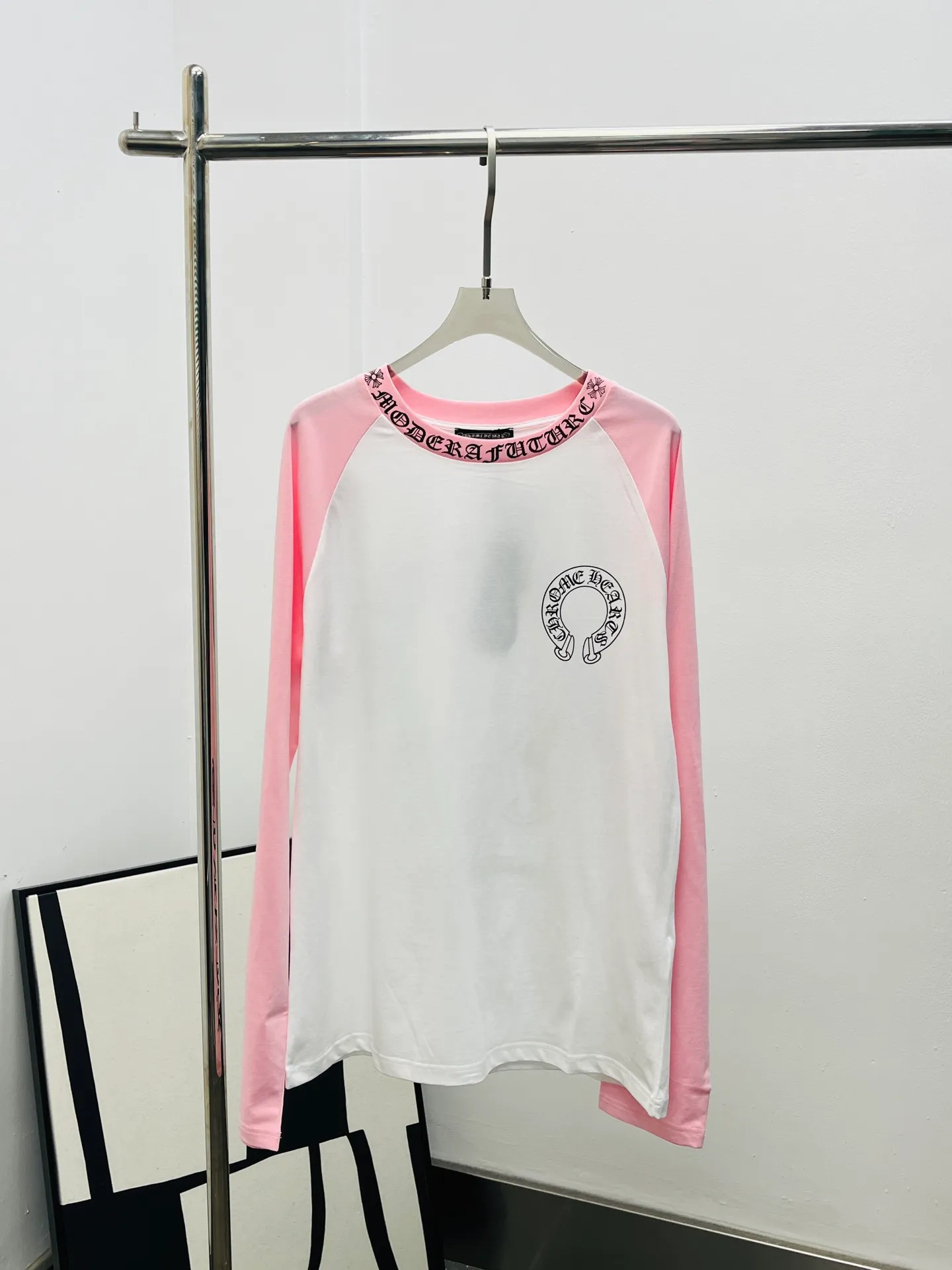 P260 •Chrome hear*•2025 New Arrival Letter Print Contrast Color Raglan Long Sleeve Top Customized YB twill cotton material, comfortable texture, full of stretch, round neck long sleeve top cut, embellished with topical horseshoe graphic letter logo on one side of the chest to highlight the brand style, loose version, visually narrow and elongated, slim and tolerant. The raglan is available in contrasting pink and black, and the cuffs echo the letter print. The brand style is distinct, and it is stylish when worn alone. Customized surface accessories, look for the correct version, high version, 2 colors SML